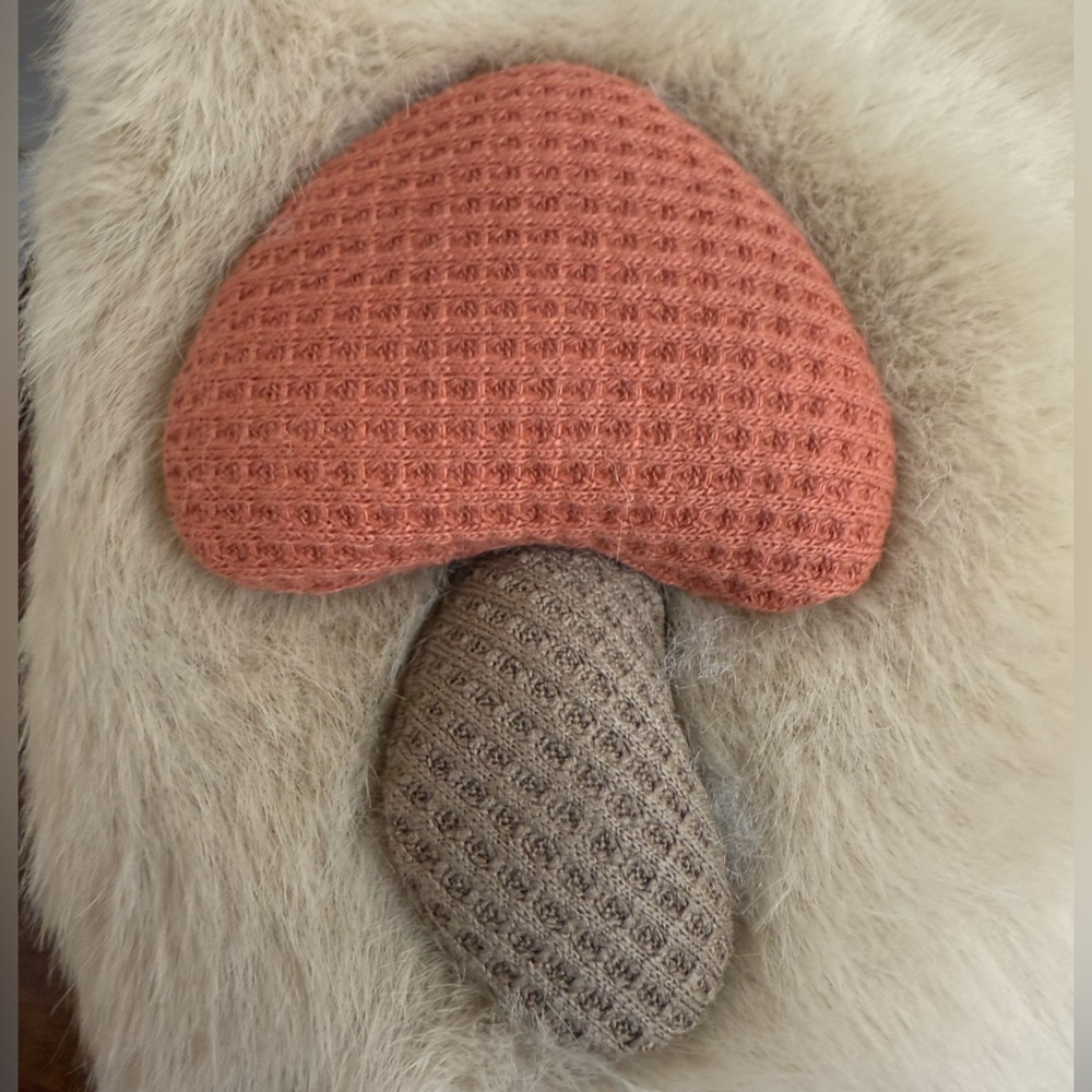 NEW Mushroom puffy appliqué fuzzy plush cream tan faux fur slippers size 7/8 - Picture 9 of 10